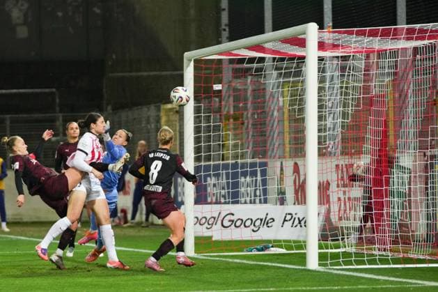 Google Pixel Frauen-Bundesliga: SC Freiburg vs. RB Leipzig, 03.11.2025 Kopfballtor durch Svenja Fölmli (SC Freiburg, 9) Google Pixel Frauen-Bundesliga: SC Freiburg vs. RB Leipzig Dreisamstadion, 03.11.2025 DFB DFL REGULATIONS PROHIBIT ANY USE OF PHOTOGRAPHS AS IMAGE SEQUENCES AND OR QUASI-VIDEO. Copyright: xBEAUTIFULxSPORTS Boscox