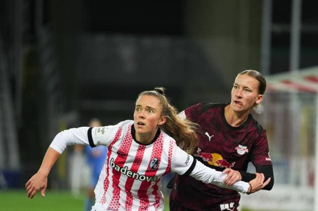 Google Pixel Frauen-Bundesliga: SC Freiburg vs. RB Leipzig, 03.11.2025 Lisa Kolb (SC Freiburg, 22) und Marlene Müller (RB Leipzig, 27) die auf den Einwurf warten Google Pixel Frauen-Bundesliga: SC Freiburg vs. RB Leipzig Dreisamstadion, 03.11.2025 DFB DFL REGULATIONS PROHIBIT ANY USE OF PHOTOGRAPHS AS IMAGE SEQUENCES AND OR QUASI-VIDEO. Copyright: xBEAUTIFULxSPORTS Boscox