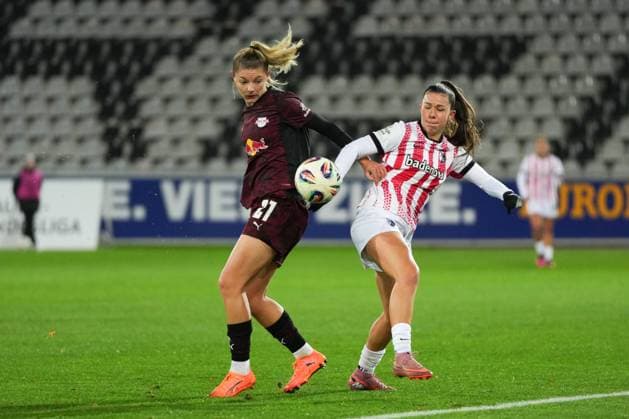 Google Pixel Frauen-Bundesliga: SC Freiburg vs. RB Leipzig, 03.11.2025 Zweikampf um den Ball zwischen Julia Landenberger (RB Leipzig, 21) und Leela Egli (SC Freiburg, 20) Google Pixel Frauen-Bundesliga: SC Freiburg vs. RB Leipzig Dreisamstadion, 03.11.2025 DFB DFL REGULATIONS PROHIBIT ANY USE OF PHOTOGRAPHS AS IMAGE SEQUENCES AND OR QUASI-VIDEO. Copyright: xBEAUTIFULxSPORTS Boscox