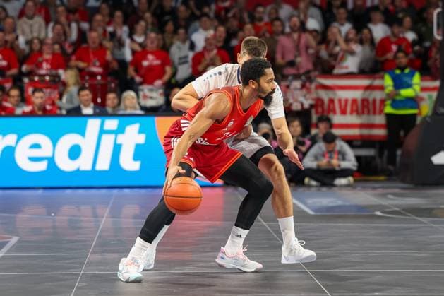 Spencer Dinwiddie (FC Bayern Basketball, 26) mit Dusan Neskovic (MLP Academics Heidelberg, 07), GER, FC Bayern Basketball vs. MLP Academics Heidelberg, Basketball, easycredit Basketball Bundesliga, 6. Spieltag, Saison 2025 2026, 03.11.2025, GER, FC Bayern Basketball vs. MLP Academics Heidelberg, Basketball, easycredit Basketball Bundesliga, 6. Spieltag, Saison 2025 2026, 03.11.2025 Muenchen Copyright: xEibner-Pressefoto JennixMaulx EP_JML