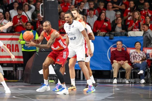 Isiaha Mike (FC Bayern Basketball, 22) mit Osun Osunniyi (MLP Academics Heidelberg, 12), GER, FC Bayern Basketball vs. MLP Academics Heidelberg, Basketball, easycredit Basketball Bundesliga, 6. Spieltag, Saison 2025 2026, 03.11.2025, GER, FC Bayern Basketball vs. MLP Academics Heidelberg, Basketball, easycredit Basketball Bundesliga, 6. Spieltag, Saison 2025 2026, 03.11.2025 Muenchen Copyright: xEibner-Pressefoto JennixMaulx EP_JML