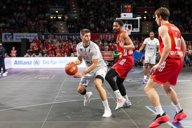 Dusan Neskovic (MLP Academics Heidelberg, 07) mit Spencer Dinwiddie (FC Bayern Basketball, 26) und Justinian Jessup (FC Bayern Basketball, 10), GER, FC Bayern Basketball vs. MLP Academics Heidelberg, Basketball, easycredit Basketball Bundesliga, 6. Spieltag, Saison 2025 2026, 03.11.2025, GER, FC Bayern Basketball vs. MLP Academics Heidelberg, Basketball, easycredit Basketball Bundesliga, 6. Spieltag, Saison 2025 2026, 03.11.2025 Muenchen Copyright: xEibner-Pressefoto JennixMaulx EP_JML