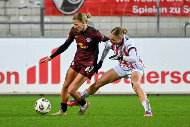 Marlene Mueller (RB Leipzig, 27), Sophie Nachtigall (SC Freiburg Frauen, 27) im Duell um den Ball. GER, SC Freiburg - RB Leipzig, Frauen-Fussball, Google Pixel Frauen-Bundesliga, 8. Spieltag, Saison 2025 2026, 03.11.2025 DFB REGULATIONS PROHIBIT ANY USE OF PHOTOGRAPHS AS IMAGE SEQUENCES AND OR QUASI-VIDEO GER, SC Freiburg - RB Leipzig, Frauen-Fussball, Google Pixel Frauen-Bundesliga, 8. Spieltag, Saison 2025 2026, 03.11.2025 Freiburg Copyright: xEibner-Pressefoto ThomasxHessx EP_THS