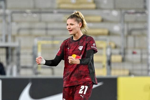 Julia Landenberger (RB Leipzig, 21) freut sich ueber den Sieg bei Schlusspfiff GER, SC Freiburg - RB Leipzig, Frauen-Fussball, Google Pixel Frauen-Bundesliga, 8. Spieltag, Saison 2025 2026, 03.11.2025 DFB REGULATIONS PROHIBIT ANY USE OF PHOTOGRAPHS AS IMAGE SEQUENCES AND OR QUASI-VIDEO GER, SC Freiburg - RB Leipzig, Frauen-Fussball, Google Pixel Frauen-Bundesliga, 8. Spieltag, Saison 2025 2026, 03.11.2025 Freiburg Copyright: xEibner-Pressefoto ThomasxHessx EP_THS