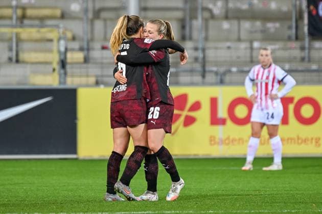 Annabel Schasching (RB Leipzig, 16) , Luca Graf (RB Leipzig, 26) umarmen sich nach Spielende. GER, SC Freiburg - RB Leipzig, Frauen-Fussball, Google Pixel Frauen-Bundesliga, 8. Spieltag, Saison 2025 2026, 03.11.2025 DFB REGULATIONS PROHIBIT ANY USE OF PHOTOGRAPHS AS IMAGE SEQUENCES AND OR QUASI-VIDEO GER, SC Freiburg - RB Leipzig, Frauen-Fussball, Google Pixel Frauen-Bundesliga, 8. Spieltag, Saison 2025 2026, 03.11.2025 Freiburg Copyright: xEibner-Pressefoto ThomasxHessx EP_THS