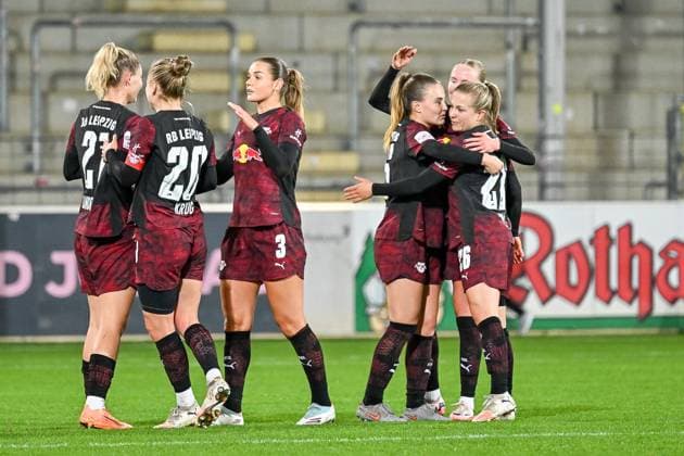 Jubel Freude und Emotionen nach Spielende bei RB Leipzig mit Julia Landenberger (RB Leipzig, 21), Victoria Krug (RB Leipzig, 20) , Andrea Norheim (RB Leipzig, 03), Annabel Schasching (RB Leipzig, 16), Julia Landenberger (RB Leipzig, 21) GER, SC Freiburg - RB Leipzig, Frauen-Fussball, Google Pixel Frauen-Bundesliga, 8. Spieltag, Saison 2025 2026, 03.11.2025 DFB REGULATIONS PROHIBIT ANY USE OF PHOTOGRAPHS AS IMAGE SEQUENCES AND OR QUASI-VIDEO GER, SC Freiburg - RB Leipzig, Frauen-Fussball, Google Pixel Frauen-Bundesliga, 8. Spieltag, Saison 2025 2026, 03.11.2025 Freiburg Copyright: xEibner-Pressefoto ThomasxHessx EP_THS