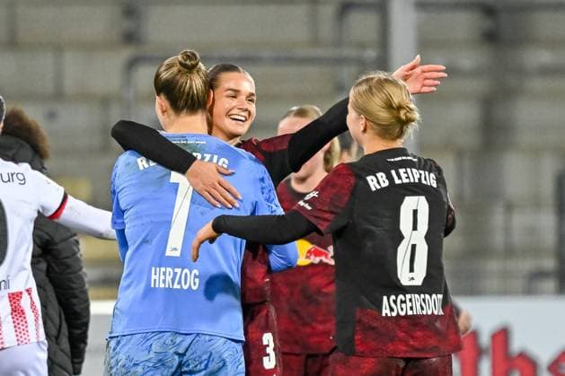 Jubel Freude und Emotionen nach Spielende bei RB Leipzig mit Elvira Herzog (RB Leipzig, 01), Andrea Norheim (RB Leipzig, 03), Emilia Asgeirsdottir (RB Leipzig, 08) GER, SC Freiburg - RB Leipzig, Frauen-Fussball, Google Pixel Frauen-Bundesliga, 8. Spieltag, Saison 2025 2026, 03.11.2025 DFB REGULATIONS PROHIBIT ANY USE OF PHOTOGRAPHS AS IMAGE SEQUENCES AND OR QUASI-VIDEO GER, SC Freiburg - RB Leipzig, Frauen-Fussball, Google Pixel Frauen-Bundesliga, 8. Spieltag, Saison 2025 2026, 03.11.2025 Freiburg Copyright: xEibner-Pressefoto ThomasxHessx EP_THS