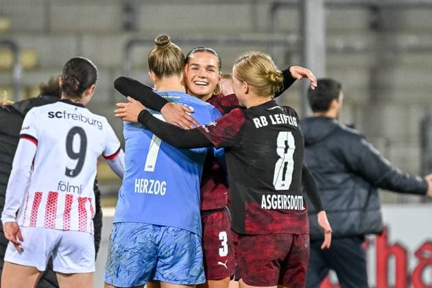 Jubel Freude und Emotionen nach Spielende bei RB Leipzig mit Elvira Herzog (RB Leipzig, 01), Andrea Norheim (RB Leipzig, 03), Emilia Asgeirsdottir (RB Leipzig, 08) GER, SC Freiburg - RB Leipzig, Frauen-Fussball, Google Pixel Frauen-Bundesliga, 8. Spieltag, Saison 2025 2026, 03.11.2025 DFB REGULATIONS PROHIBIT ANY USE OF PHOTOGRAPHS AS IMAGE SEQUENCES AND OR QUASI-VIDEO GER, SC Freiburg - RB Leipzig, Frauen-Fussball, Google Pixel Frauen-Bundesliga, 8. Spieltag, Saison 2025 2026, 03.11.2025 Freiburg Copyright: xEibner-Pressefoto ThomasxHessx EP_THS