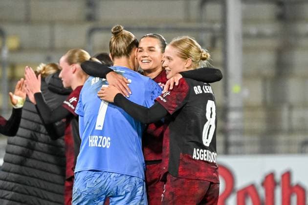 Jubel Freude und Emotionen nach Spielende bei RB Leipzig mit Elvira Herzog (RB Leipzig, 01), Andrea Norheim (RB Leipzig, 03), Emilia Asgeirsdottir (RB Leipzig, 08) GER, SC Freiburg - RB Leipzig, Frauen-Fussball, Google Pixel Frauen-Bundesliga, 8. Spieltag, Saison 2025 2026, 03.11.2025 DFB REGULATIONS PROHIBIT ANY USE OF PHOTOGRAPHS AS IMAGE SEQUENCES AND OR QUASI-VIDEO GER, SC Freiburg - RB Leipzig, Frauen-Fussball, Google Pixel Frauen-Bundesliga, 8. Spieltag, Saison 2025 2026, 03.11.2025 Freiburg Copyright: xEibner-Pressefoto ThomasxHessx EP_THS