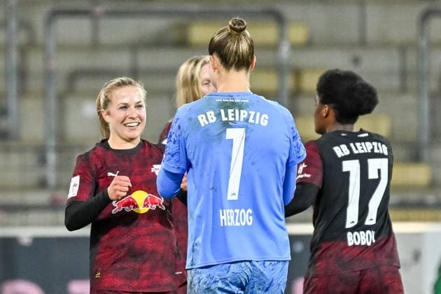 Jubel Freude und Emotionen nach Spielende bei RB Leipzig. mit Elvira Herzog (RB Leipzig, 01), Delice Boboy (RB Leipzig, 17) GER, SC Freiburg - RB Leipzig, Frauen-Fussball, Google Pixel Frauen-Bundesliga, 8. Spieltag, Saison 2025 2026, 03.11.2025 DFB REGULATIONS PROHIBIT ANY USE OF PHOTOGRAPHS AS IMAGE SEQUENCES AND OR QUASI-VIDEO GER, SC Freiburg - RB Leipzig, Frauen-Fussball, Google Pixel Frauen-Bundesliga, 8. Spieltag, Saison 2025 2026, 03.11.2025 Freiburg Copyright: xEibner-Pressefoto ThomasxHessx EP_THS