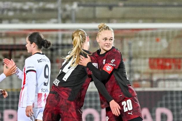 Jubel Freude und Emotionen nach Spielende bei RB Leipzig mit Marleen Schimmer (RB Leipzig, 14), Victoria Krug (RB Leipzig, 20) GER, SC Freiburg - RB Leipzig, Frauen-Fussball, Google Pixel Frauen-Bundesliga, 8. Spieltag, Saison 2025 2026, 03.11.2025 DFB REGULATIONS PROHIBIT ANY USE OF PHOTOGRAPHS AS IMAGE SEQUENCES AND OR QUASI-VIDEO GER, SC Freiburg - RB Leipzig, Frauen-Fussball, Google Pixel Frauen-Bundesliga, 8. Spieltag, Saison 2025 2026, 03.11.2025 Freiburg Copyright: xEibner-Pressefoto ThomasxHessx EP_THS