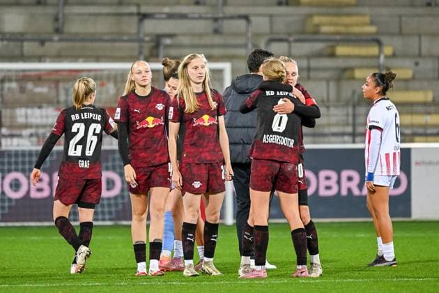 Jubel Freude und Emotionen nach Spielende bei RB Leipzig GER, SC Freiburg - RB Leipzig, Frauen-Fussball, Google Pixel Frauen-Bundesliga, 8. Spieltag, Saison 2025 2026, 03.11.2025 DFB REGULATIONS PROHIBIT ANY USE OF PHOTOGRAPHS AS IMAGE SEQUENCES AND OR QUASI-VIDEO GER, SC Freiburg - RB Leipzig, Frauen-Fussball, Google Pixel Frauen-Bundesliga, 8. Spieltag, Saison 2025 2026, 03.11.2025 Freiburg Copyright: xEibner-Pressefoto ThomasxHessx EP_THS