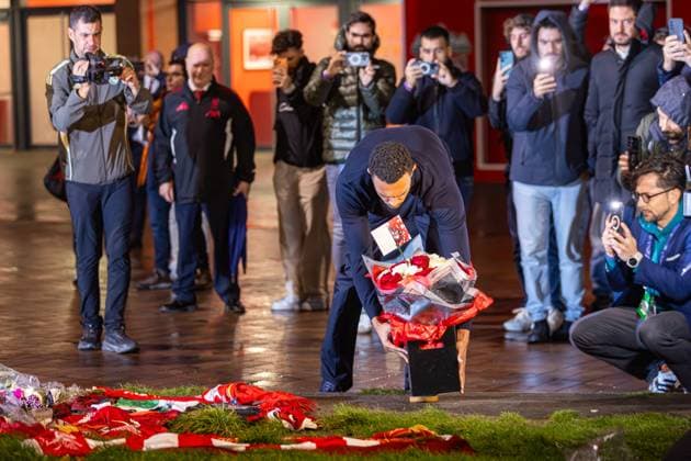 Football - UEFA Champions League - League Phase - Liverpool FC v Real Madrid CF - MD-1 LIVERPOOL, ENGLAND - Monday, November 3, 2025: Real Madrid s Trent Alexander-Arnold wreaths to pay tribute to his former Liverpool team-mate Diogo Jota, who died in a car accident in July, after a press conference, PK, Pressekonferenz at Anfield ahead of the UEFA Champions League game between Liverpool FC and Real Madrid CF. (Photo by David Rawcliffe Propaganda) LIVERPOOL Anfield MERSEYSIDE ENGLAND  Copyright: xDavidxRawcliffex P2025-11-03-Liverpool_Real_Madrid_MD-1-101