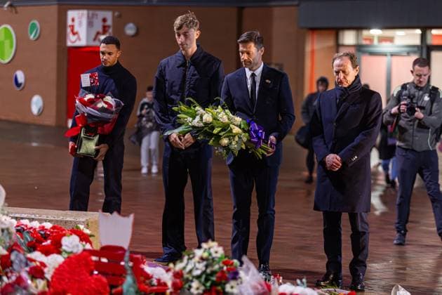 Football - UEFA Champions League - League Phase - Liverpool FC v Real Madrid CF - MD-1 LIVERPOOL, ENGLAND - Monday, November 3, 2025: Real Madrid s (L-R) Trent Alexander-Arnold, Dean Huijsen, Xabi Alonso and Emilio Butragueno lay wreaths to pay tribute to former Liverpool player Diogo Jota, who died in a car accident in July, after a press conference, PK, Pressekonferenz at Anfield ahead of the UEFA Champions League game between Liverpool FC and Real Madrid CF. (Photo by David Rawcliffe Propaganda) LIVERPOOL Anfield MERSEYSIDE ENGLAND  Copyright: xDavidxRawcliffex P2025-11-03-Liverpool_Real_Madrid_MD-1-105