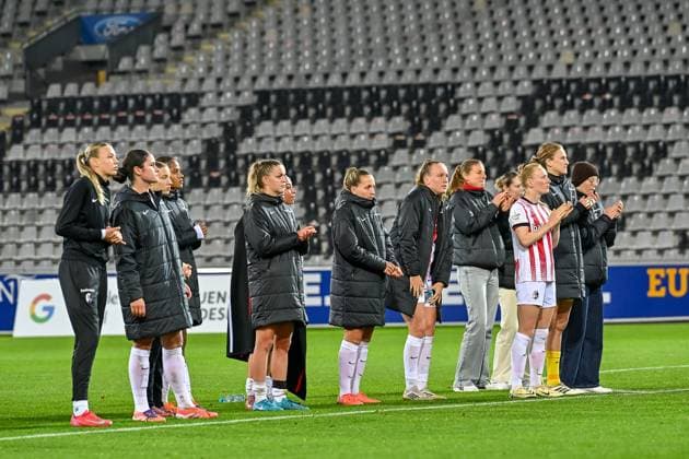Team SC Freiburg bedankt sich bei den Fans. GER, SC Freiburg - RB Leipzig, Frauen-Fussball, Google Pixel Frauen-Bundesliga, 8. Spieltag, Saison 2025 2026, 03.11.2025 DFB REGULATIONS PROHIBIT ANY USE OF PHOTOGRAPHS AS IMAGE SEQUENCES AND OR QUASI-VIDEO GER, SC Freiburg - RB Leipzig, Frauen-Fussball, Google Pixel Frauen-Bundesliga, 8. Spieltag, Saison 2025 2026, 03.11.2025 Freiburg Copyright: xEibner-Pressefoto ThomasxHessx EP_THS