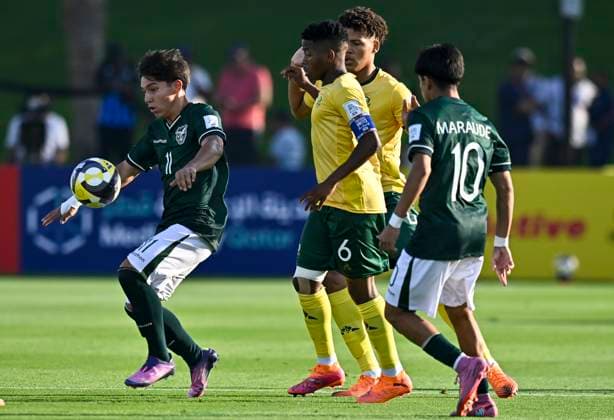 South Africa v Bolivia: Group A - FIFA U-17 World Cup Qatar 2025 Kamohelo Mareletse (C) of South Africa and Garcia Santos of Bolivia in action during the FIFA U-17 World cup Qatar 2025 group A match between South Africa and Bolivia in Doha, Qatar, on November 3, 2025 DOHA Qatar Copyright: xNOUSHADx