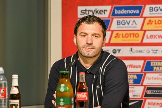 Edmond Kapllani (SC Freiburg Frauen, Trainer) bei der Pressekonferenz GER, SC Freiburg - RB Leipzig, Frauen-Fussball, Google Pixel Frauen-Bundesliga, 8. Spieltag, Saison 2025 2026, 03.11.2025 DFB REGULATIONS PROHIBIT ANY USE OF PHOTOGRAPHS AS IMAGE SEQUENCES AND OR QUASI-VIDEO GER, SC Freiburg - RB Leipzig, Frauen-Fussball, Google Pixel Frauen-Bundesliga, 8. Spieltag, Saison 2025 2026, 03.11.2025 Freiburg Copyright: xEibner-Pressefoto ThomasxHessx EP_THS