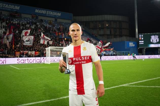 Genoa s Leo Ostigard Panini Player of the match at the end of the Serie A soccer match between Sassuolo and Genoa at the Mapei Stadium CittÃ del Tricolore in Reggio Emilia, north Italy - Monday, November 3, 2025 - - Soccer -  Copyright: xMassimoxPaolone LaPressex