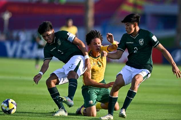 South Africa v Bolivia: Group A - FIFA U-17 World Cup Qatar 2025 HENDRICKS Luke (C) of South Africa and MENA Fernando of Bolivia in action during the FIFA U-17 World cup Qatar 2025 group A match between South Africa and Bolivia in Doha, Qatar, on November 3, 2025 DOHA Qatar Copyright: xNOUSHADx