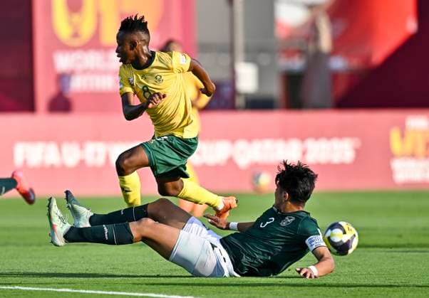 South Africa v Bolivia: Group A - FIFA U-17 World Cup Qatar 2025 MLANGENI Teboho(L) of South Africa and MENA Fernando of Bolivia in action during the FIFA U-17 World cup Qatar 2025 group A match between South Africa and Bolivia in Doha, Qatar, on November 3, 2025 DOHA Qatar Copyright: xNOUSHADx