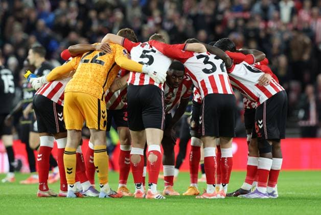 Sunderland, England, 3rd November 2025. Pre match huddle for Sunderland players during the Sunderland vs Everton Premier League match at the Stadium Of Light, Sunderland. Picture credit should read: Nigel Roddis Sportimage EDITORIAL USE ONLY. No use with unauthorised audio, video, data, fixture lists, club league logos or live services. Online in-match use limited to 120 images, no video emulation. No use in betting, games or single club league player publications. SPI_024_NR_SUND_EVER SPI-4261-0024