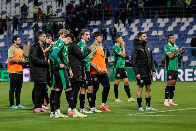 November 3, 2025, Reggio Emilia, REGGIO EMILIA: Sassuolo s players show their dejection at the end of the Italian Serie A soccer match US Sassuolo vs Genoa CFC at Mapei Stadium in Reggio Emilia, Italy, 3 November 2025. ANSA ELISABETTA BARACCHI. Soccer: Serie A ; Sassuolo - Genoa  - ZUMAa110 20251103_zaf_a110_047 Copyright: xElisabettaxBaracchix