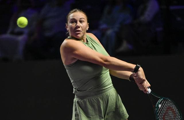 WTA, Tennis Damen Finals 2025 in Riyadh - Day Three RIYADH, SAUDI ARABIA - NOVEMBER 3: Amanda Anisimova of the United States plays against compatriot Madison Keys during their second group-stage match on Day 3 of the 2025 WTA Finals, part of the Hologic WTA Tour, at King Saud University Indoor Arena in Riyadh, Saudi Arabia, on November 3, 2025. Artur Widak Anadolu Riyadh Saudi Arabia. Editorial use only. Please get in touch for any other usage.  Copyright: x2025xAnadoluxArturxWidakx
