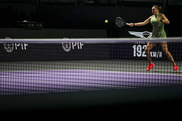 WTA, Tennis Damen Finals 2025 in Riyadh - Day Three RIYADH, SAUDI ARABIA - NOVEMBER 3: Amanda Anisimova of the United States plays against compatriot Madison Keys during their second group-stage match on Day 3 of the 2025 WTA Finals, part of the Hologic WTA Tour, at King Saud University Indoor Arena in Riyadh, Saudi Arabia, on November 3, 2025. Artur Widak Anadolu Riyadh Saudi Arabia. Editorial use only. Please get in touch for any other usage.  Copyright: x2025xAnadoluxArturxWidakx
