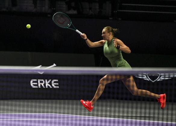 WTA, Tennis Damen Finals 2025 in Riyadh - Day Three RIYADH, SAUDI ARABIA - NOVEMBER 3: Amanda Anisimova of the United States plays against compatriot Madison Keys during their second group-stage match on Day 3 of the 2025 WTA Finals, part of the Hologic WTA Tour, at King Saud University Indoor Arena in Riyadh, Saudi Arabia, on November 3, 2025. Artur Widak Anadolu Riyadh Saudi Arabia. Editorial use only. Please get in touch for any other usage.  Copyright: x2025xAnadoluxArturxWidakx