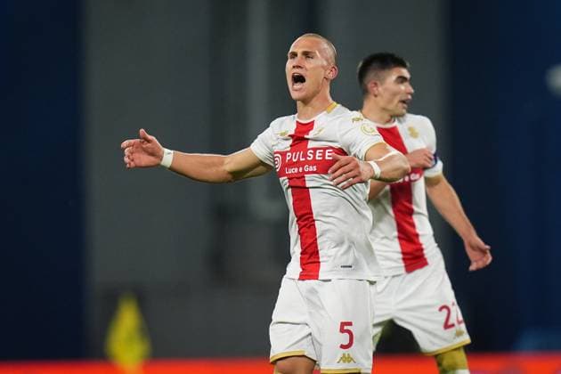 Genoa s Leo Ostigard celebrates after scoring the 1-2 goal for his team during the Serie A soccer match between Sassuolo and Genoa at the Mapei Stadium Cittˆ del Tricolore in Reggio Emilia, north Italy - Monday, November 3, 2025 - - Soccer -  Copyright: xMassimoxPaolone LaPressex