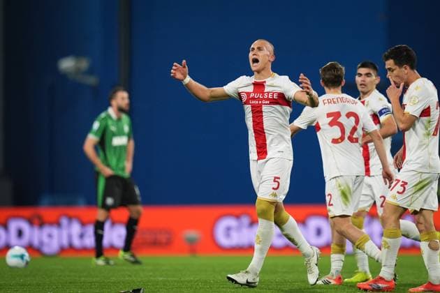 Genoa s Leo Ostigard celebrates after scoring the 1-2 goal for his team during the Serie A soccer match between Sassuolo and Genoa at the Mapei Stadium Cittˆ del Tricolore in Reggio Emilia, north Italy - Monday, November 3, 2025 - - Soccer -  Copyright: xMassimoxPaolone LaPressex
