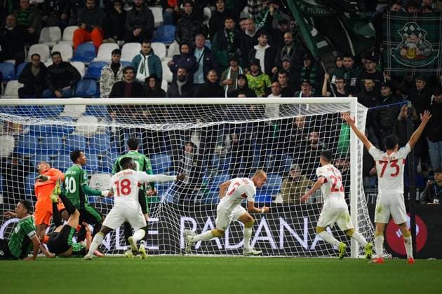 Genoa s Leo Ostigard celebrates after scoring the 1-2 goal for his team during the Serie A soccer match between Sassuolo and Genoa at the Mapei Stadium Cittˆ del Tricolore in Reggio Emilia, north Italy - Monday, November 3, 2025 - - Soccer -  Copyright: xMassimoxPaolone LaPressex