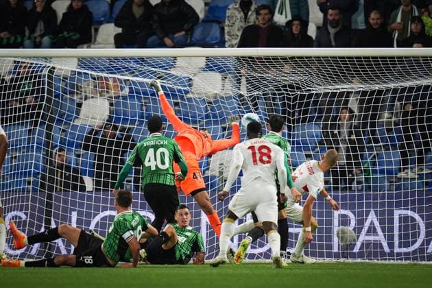 Genoa s Leo Ostigard goal 1-2 during the Serie A soccer match between Sassuolo and Genoa at the Mapei Stadium Cittˆ del Tricolore in Reggio Emilia, north Italy - Monday, November 3, 2025 - - Soccer -  Copyright: xMassimoxPaolone LaPressex