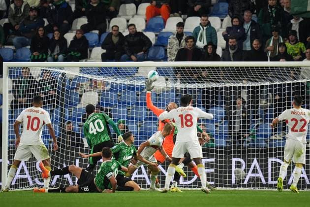 Genoa s Leo Ostigard goal 1-2 during the Serie A soccer match between Sassuolo and Genoa at the Mapei Stadium Cittˆ del Tricolore in Reggio Emilia, north Italy - Monday, November 3, 2025 - - Soccer -  Copyright: xMassimoxPaolone LaPressex