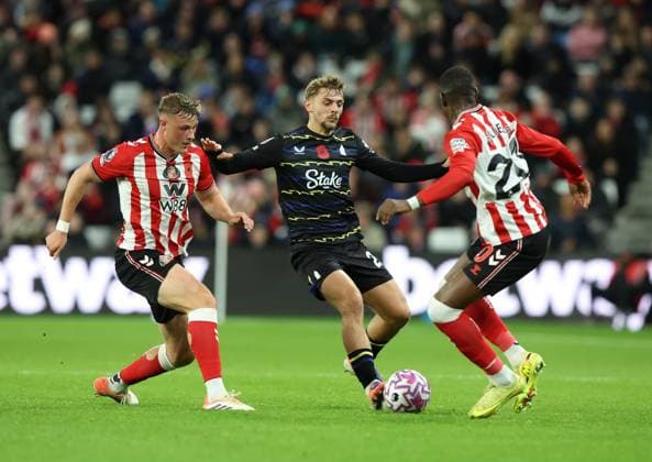 Sunderland, England, 3rd November 2025. Daniel Ballard of Sunderland (l) and Bertrand Traore of Sunderland (r) close in on Kiernan Dewsbury-Hall of Everton (c) during the Sunderland vs Everton Premier League match at the Stadium Of Light, Sunderland. Picture credit should read: Nigel Roddis Sportimage EDITORIAL USE ONLY. No use with unauthorised audio, video, data, fixture lists, club league logos or live services. Online in-match use limited to 120 images, no video emulation. No use in betting, games or single club league player publications. SPI_038_NR_SUND_EVER SPI-4261-0038