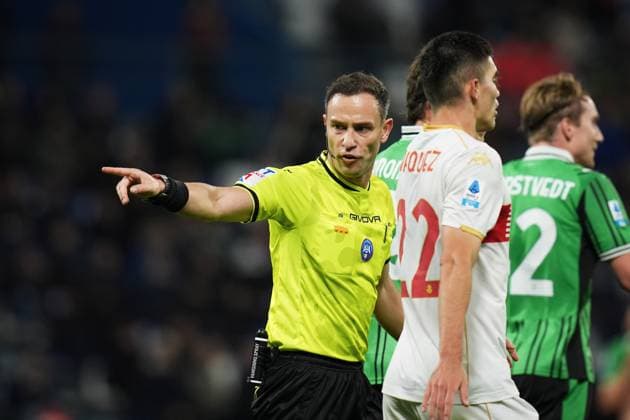 Referee Ermanno Feliciani shouts instructions to players during the Serie A soccer match between Sassuolo and Genoa at the Mapei Stadium Cittˆ del Tricolore in Reggio Emilia, north Italy - Monday, November 3, 2025 - - Soccer -  Copyright: xMassimoxPaolone LaPressex