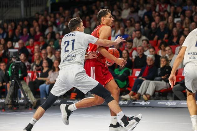 Oscar da Silva (FC Bayern Basketball, 01) mit Mateo Seric (MLP Academics Heidelberg, 21), GER, FC Bayern Basketball vs. MLP Academics Heidelberg, Basketball, easycredit Basketball Bundesliga, 6. Spieltag, Saison 2025 2026, 03.11.2025, GER, FC Bayern Basketball vs. MLP Academics Heidelberg, Basketball, easycredit Basketball Bundesliga, 6. Spieltag, Saison 2025 2026, 03.11.2025 Muenchen Copyright: xEibner-Pressefoto JennixMaulx EP_JML
