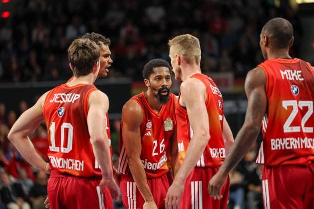 Oscar da Silva (FC Bayern Basketball, 01) mit Spencer Dinwiddie (FC Bayern Basketball, 26) und Justinian Jessup (FC Bayern Basketball, 10), mit Niels Giffey (FC Bayern Basketball, 05) und Isiaha Mike (FC Bayern Basketball, 22), GER, FC Bayern Basketball vs. MLP Academics Heidelberg, Basketball, easycredit Basketball Bundesliga, 6. Spieltag, Saison 2025 2026, 03.11.2025, GER, FC Bayern Basketball vs. MLP Academics Heidelberg, Basketball, easycredit Basketball Bundesliga, 6. Spieltag, Saison 2025 2026, 03.11.2025 Muenchen Copyright: xEibner-Pressefoto JennixMaulx EP_JML