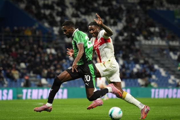 SassuoloÕs Alieu Fadera fights for the ball with GenoaÕs Brooke Norton-Cuffy during the Serie A soccer match between Sassuolo and Genoa at the Mapei Stadium Cittˆ del Tricolore in Reggio Emilia, north Italy - Monday, November 3, 2025 - - Soccer -  Copyright: xMassimoxPaolone LaPressex