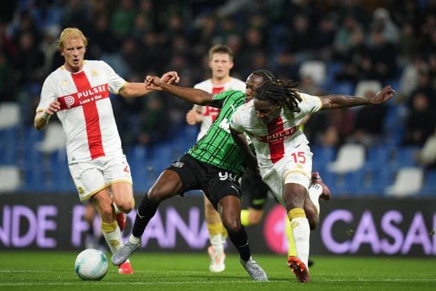 SassuoloÕs Ismael Kone fights for the ball with GenoaÕs Brooke Norton-Cuffy during the Serie A soccer match between Sassuolo and Genoa at the Mapei Stadium Cittˆ del Tricolore in Reggio Emilia, north Italy - Monday, November 3, 2025 - - Soccer -  Copyright: xMassimoxPaolone LaPressex