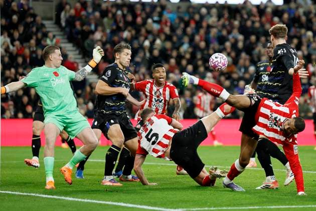 Sunderland v Everton - Premier League Jordan Pickford, James Tarkowski Jake O Brien of Everton block Daniel Ballard and Wilson Isidor of Sunderland in challenge during the Premier League match between Sunderland and Everton at Stadium of Light on November 3, 2025 in Sunderland, United Kingdom. Sunderland Stadium of Light England United Kingdom Copyright: xRichardxSellers Sportsphoto APLx 14140264