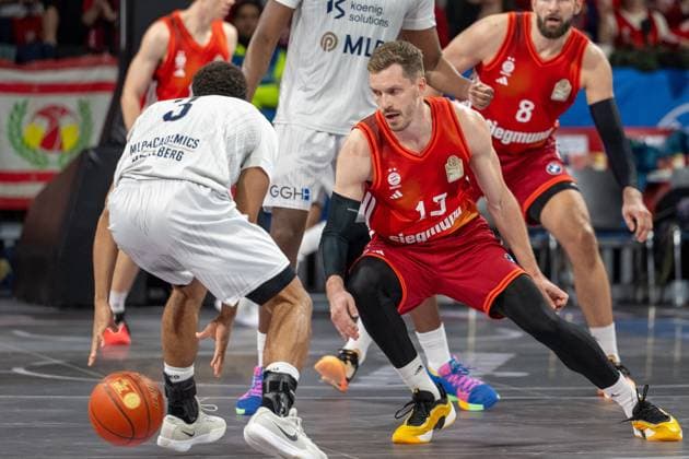 Kelvin McClain 3 (MLP Academics Heidelberg), Andreas Obst 13 (FC Bayern Basketball), FC Bayern Basketball vs. MLP Academics Heidelberg, BBL, 6. Spieltag, 03.11.2025 Muenchen Bayern Deutschland