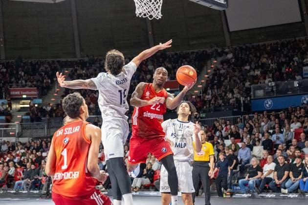 Marcel Kessen 15 (MLP Academics Heidelberg), Isiaha Mike 22 (FC Bayern Basketball), Erol Ersek 11 (MLP Academics Heidelberg), FC Bayern Basketball vs. MLP Academics Heidelberg, BBL, 6. Spieltag, 03.11.2025 Muenchen Bayern Deutschland *** Marcel Kessen 15 MLP Academics Heidelberg , Isiaha Mike 22 FC Bayern Basketball , Erol Ersek 11 MLP Academics Heidelberg , FC Bayern Basketball vs MLP Academics Heidelberg, BBL, Matchday 6, 03 11 2025 Munich Bavaria Germany Copyright: xkolbert-press UlrichxGamelx