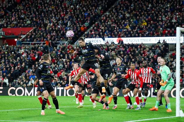 Sunderland v Everton, Premier League Everton midfielder Jack Grealish (18) heads the ball clear during the Sunderland v Everton English Premier League match at the Stadium of Light, Sunderland, England on 3 November 2025 Credit: Phil Duncan Every Second Media Editorial use only. All images are copyright Every Second Media Limited. No images may be reproduced without prior permission. All rights reserved. Premier League and Football League images are subject to licensing agreements with Football DataCo Limited. see https: www.football-dataco.com Copyright: xIMAGO EveryxSecondxMediax ESM-1653-0049 PhilxDuncanx xEveryxSecondxMediax