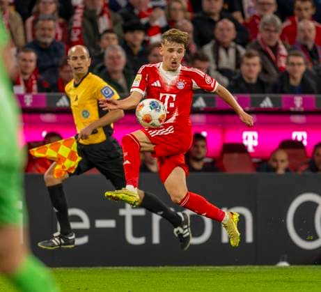 01.11.2025, Fussball Bundesliga 2025 2026, 9.Spieltag, FC Bayern München - Bayer Leverkusen, in der Allianz-Arena München, Lennart Karl (FC Bayern München) am Ball
