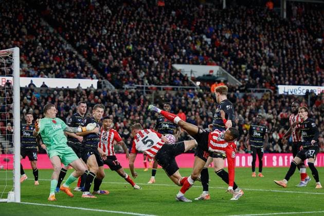 3rd November 2025; Stadium of Light, Sunderland, England; Premier League Football, Sunderland versus Everton; Wilson Isidor of Sunderland attempts to get his foot on the high loose ball in the Everton box  CraigxCowan