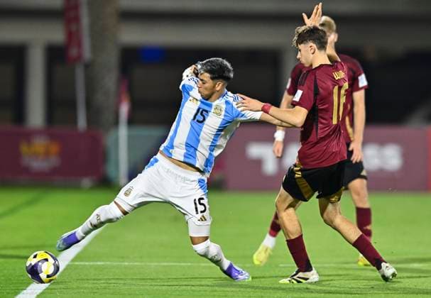 ArgentinaÊv Belgium:Ê: Group D - FIFA U-17 World Cup Qatar 2025 TELLO Alejandro (L) of Argentina and WINS Axl of Belgium in action during the FIFA U-17 World cup Qatar 2025 group D match between ArgentinaÊv Belgium: in Doha, Qatar, on November 3, 2025 DOHA Qatar Copyright: xNOUSHADx