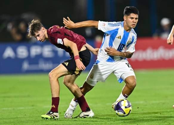 ArgentinaÊv Belgium:Ê: Group D - FIFA U-17 World Cup Qatar 2025 OJEDA Uriel (R) of Argentina and WINS Axl of Belgium in action during the FIFA U-17 World cup Qatar 2025 group D match between ArgentinaÊv Belgium: in Doha, Qatar, on November 3, 2025 DOHA Qatar Copyright: xNOUSHADx