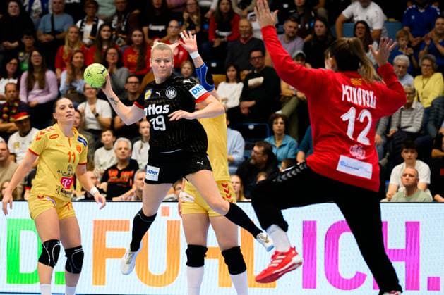Gummersbach: Handball Frauen EM-Qualifikation, Deutschland - Nordmazedonien Antje Döll Doell (Deutschland), Dragana Petkovska (Mazedonien) Gummersbach Schwalbe Arena Deutschland