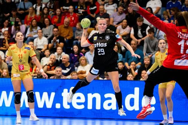 Gummersbach: Handball Frauen EM-Qualifikation, Deutschland - Nordmazedonien Antje Döll Doell (Deutschland), Dragana Petkovska (Mazedonien) Gummersbach Schwalbe Arena Deutschland